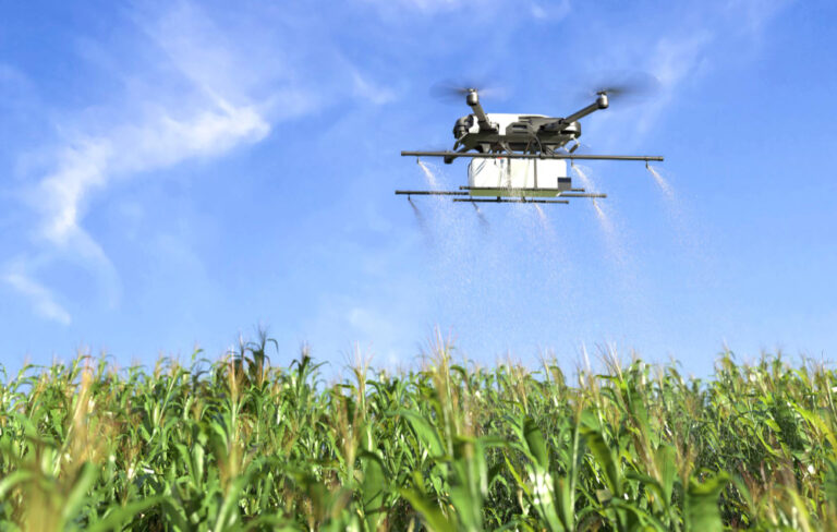 drone-pulverizando-fertilizante-em-plantas-verdes-vegetais-tecnologia-agricola-automacao-agricola Defensivo químico